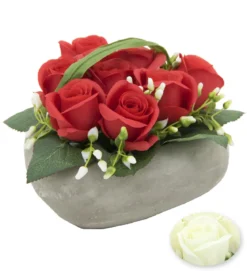 8 BOUTONS DE ROSES EN COEUR CIMENT DIM.17X18XH12CM