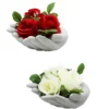 3 BOUTONS DE ROSES EN POT CIMENT MAINS JOINTES
