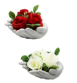 3 BOUTONS DE ROSES EN POT CIMENT MAINS JOINTES