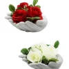 3 BOUTONS DE ROSES EN POT CIMENT MAINS JOINTES D16X7.5XH8CM