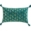 COUSSIN POMPONS 30X50CM VELOURS IMPRIME METALLISE EVIE BLEU