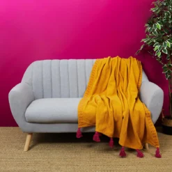 JETE DE CANAPE SURPIQUE POMPONS JAUNE 130X150CM