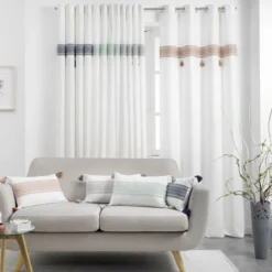 RIDEAU A OEILLETS 140X240CM TOP BRODE POMPONS AMAYA GRIS